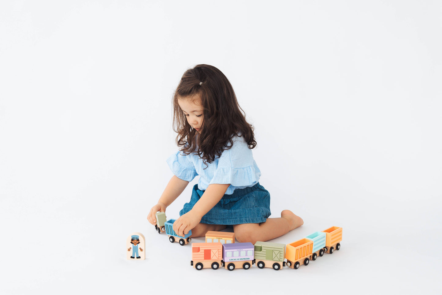 Wooden Train Montessori Play Set, 9-Piece Magnetic Trains